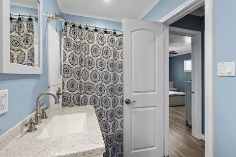 Bath - 407 E Sunset, Long Beach, CA 90805 photo 4 of 4
