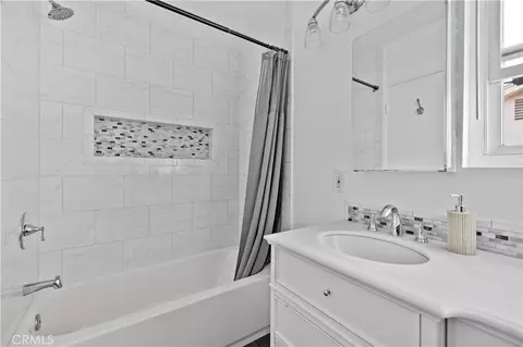 Bath - 1227 E 1st #2F, Long Beach, CA 90802 photo 1 of 2