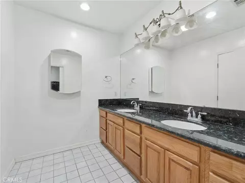Bath - 6545 Dos Rios Rd, Downey, CA 90240 photo 4 of 6