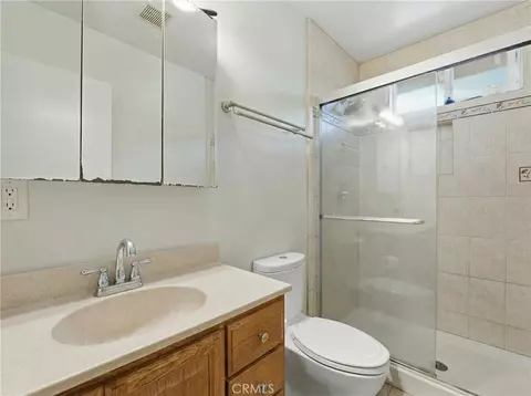 Bath - 6545 Dos Rios Rd, Downey, CA 90240 photo 3 of 6