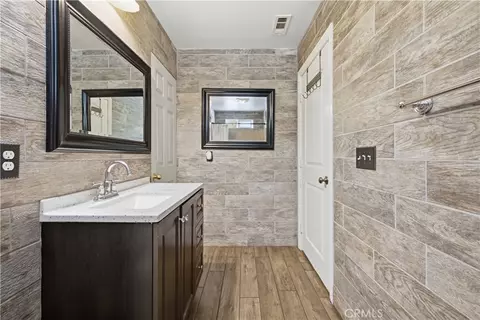 Bath - 2851 Pleasant St, Riverside, CA 92507 photo 3 of 6