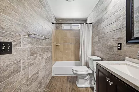 Bath - 2851 Pleasant St, Riverside, CA 92507 photo 2 of 6
