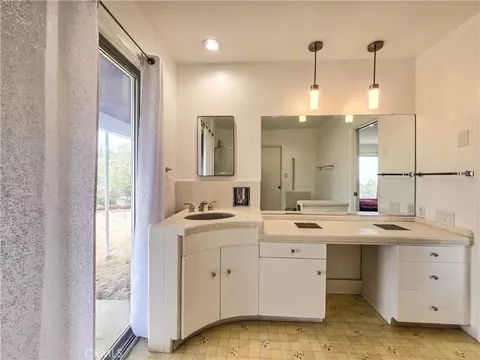 Bath - 31611 157th E, Llano, CA 93544 photo 2 of 8