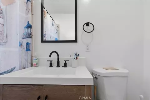 Bath - 428 E Oaks, Compton, CA 90221 photo 2 of 6