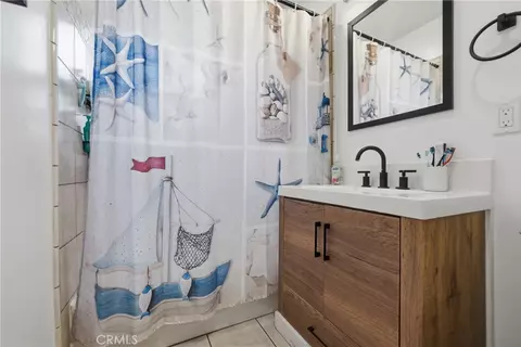 Bath - 428 E Oaks, Compton, CA 90221 photo 1 of 6