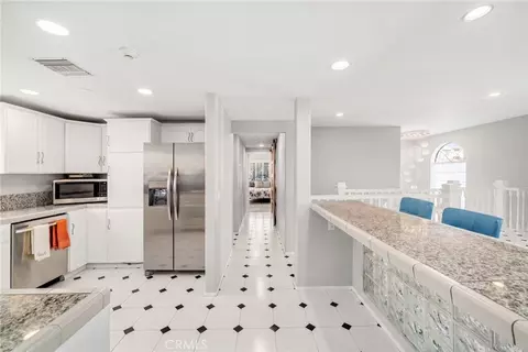 Entry Way - 6020 E Ocean Blvd, Long Beach, CA 90803 photo 7 of 9