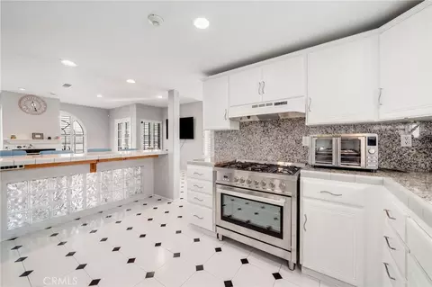 Kitchen - 6020 E Ocean Blvd, Long Beach, CA 90803 photo 2 of 2