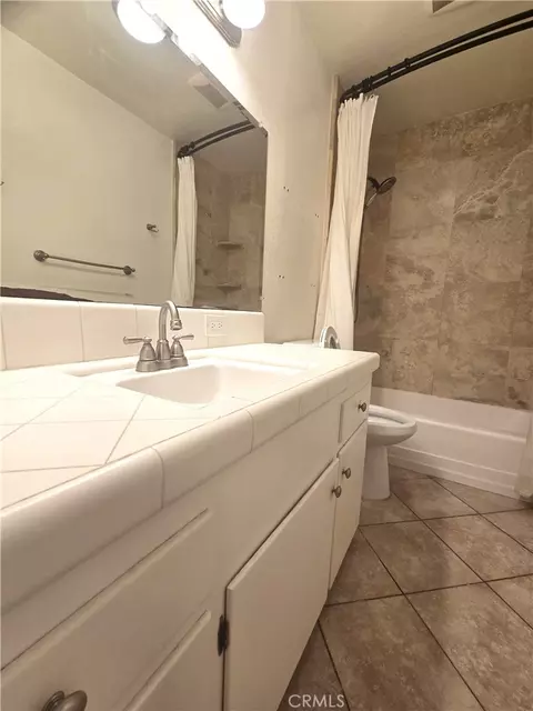 Bath - 1360 Shadow Ln #K, Fullerton, CA 92831 photo 4 of 5