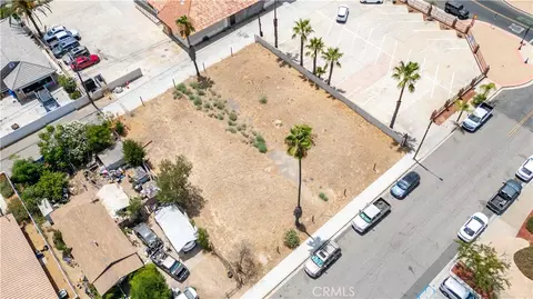 125 E 10th St, Perris, CA 92570 photo 2