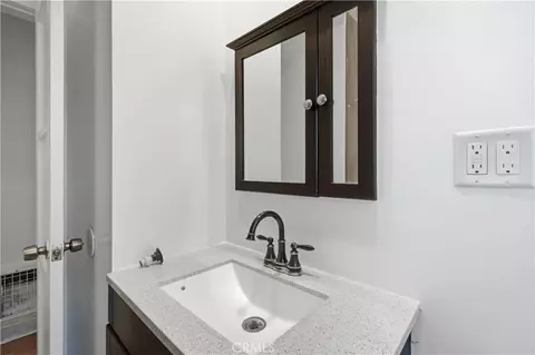 Bath - 511 E Maple, Glendale, CA 91205 photo 3 of 4