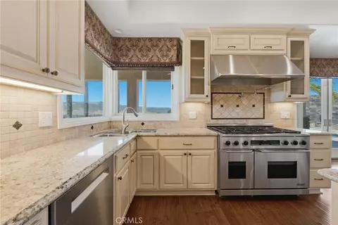 Kitchen - 30425 La Presa Loop, Temecula, CA 92592 photo 5 of 6