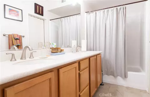 Bath - 500 N Willowbrook Ave #F1, Compton, CA 90220 photo 2 of 4