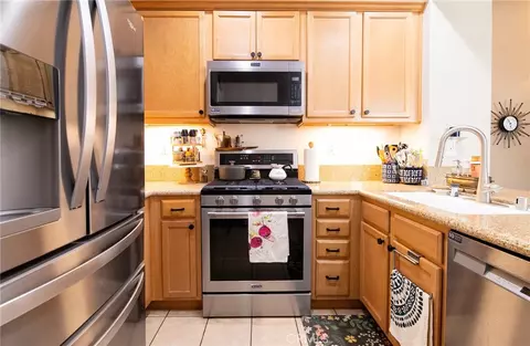 Kitchen - 500 N Willowbrook Ave #F1, Compton, CA 90220 photo 3 of 4