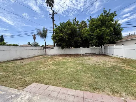 Exterior - 709 S Chester Ave S, Compton, CA 90221 photo 3 of 4