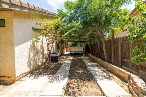 Exterior - 8526 Valley View Dr, Hesperia, CA 92344 photo 5 of 6