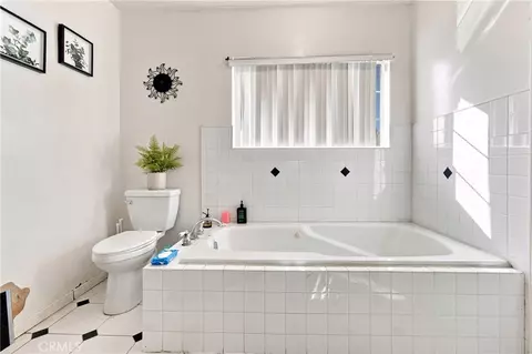 Bath - 11512 Samoline, Downey, CA 90241 photo 2 of 4