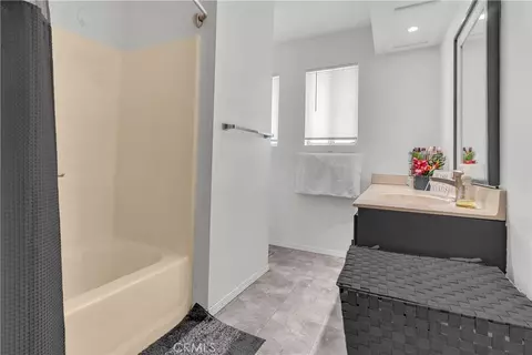 Bath - 17014 Montecito, Victorville, CA 92395 photo 3 of 4