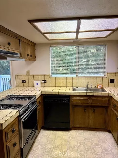 Kitchen - 1163 Jungfrau, Crestline, CA 92325 photo 3 of 3