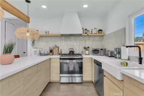 Kitchen - 61550 Sunburst Dr, Joshua Tree, CA 92252 photo 2 of 3