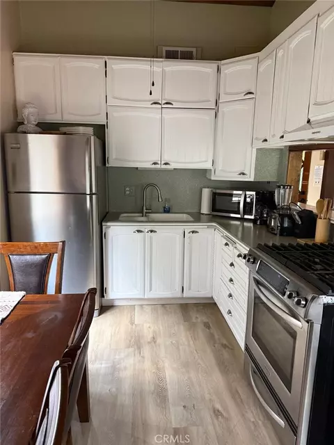 Kitchen - 1260 Minton Dr, Big Bear City, CA 92314 photo 2 of 2