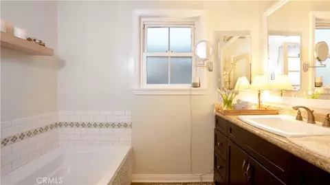 Bath - 2636 Easy Ave, Long Beach, CA 90810 photo 1 of 2