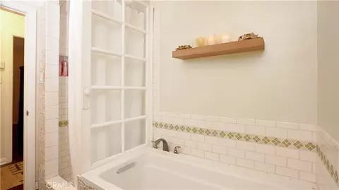 Bath - 2636 Easy Ave, Long Beach, CA 90810 photo 2 of 2