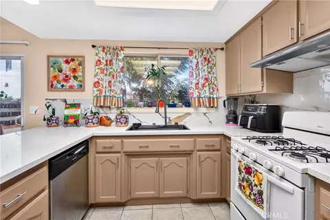 Kitchen - 18004 Orange, Hesperia, CA 92345 photo 2 of 2