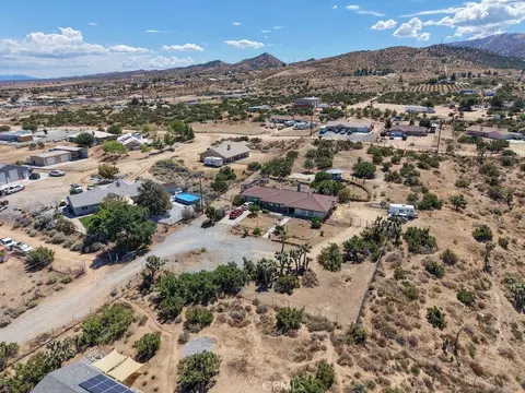 View/Area - 8767 Malpaso Rd, Phelan, CA 92371 photo 5 of 13