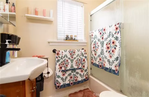 Bath - 482 E 59th St, Long Beach, CA 90805 photo 1 of 1