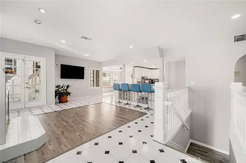 Entry Way - 6020 Ocean Blvd, Long Beach, CA 90803 photo 3 of 8