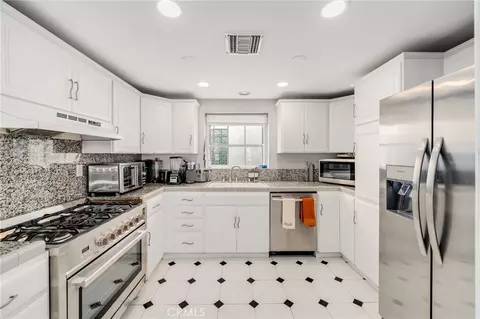 Kitchen - 6020 Ocean Blvd, Long Beach, CA 90803 photo 1 of 2