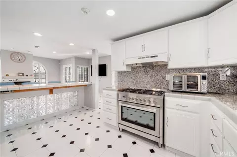 Kitchen - 6020 Ocean Blvd, Long Beach, CA 90803 photo 2 of 2