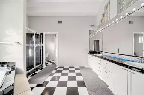 Bath - 6020 Ocean Blvd, Long Beach, CA 90803 photo 5 of 6