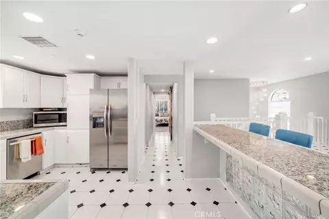 Entry Way - 6020 Ocean Blvd, Long Beach, CA 90803 photo 6 of 8