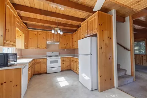Kitchen - 107 Pine Rdg, Crestline, CA 92325 photo 2 of 4