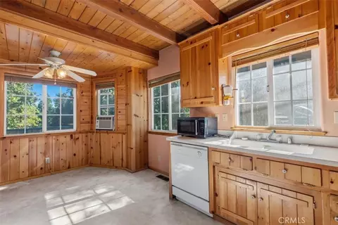 Kitchen - 107 Pine Rdg, Crestline, CA 92325 photo 4 of 4