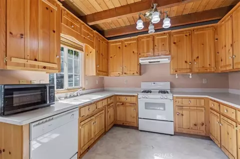 Kitchen - 107 Pine Rdg, Crestline, CA 92325 photo 3 of 4