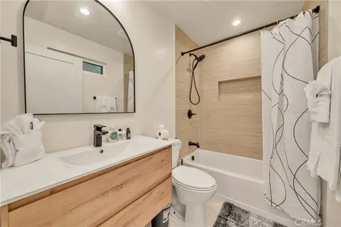 Bath - 15331 Lemay St, Van Nuys, CA 91406 photo 6 of 6