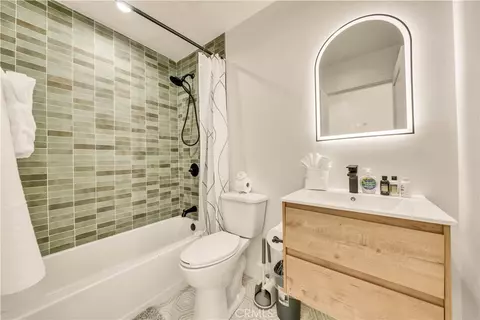 Bath - 15331 Lemay St, Van Nuys, CA 91406 photo 1 of 6