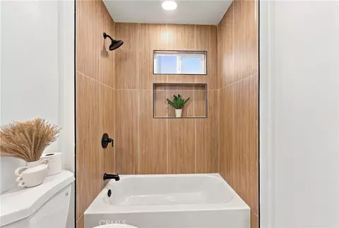Bath - 2435 Gale Ave, Long Beach, CA 90810 photo 1 of 5