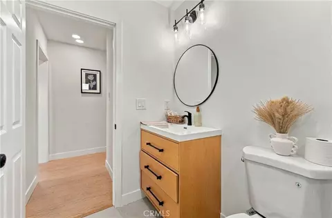 Bath - 2435 Gale Ave, Long Beach, CA 90810 photo 2 of 5