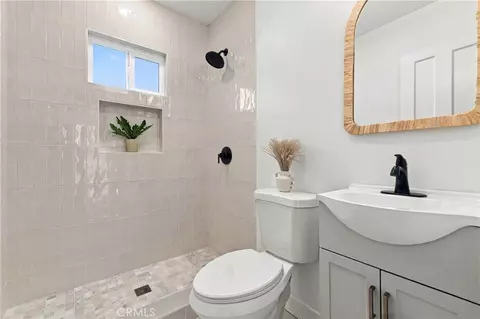 Bath - 2435 Gale Ave, Long Beach, CA 90810 photo 3 of 5