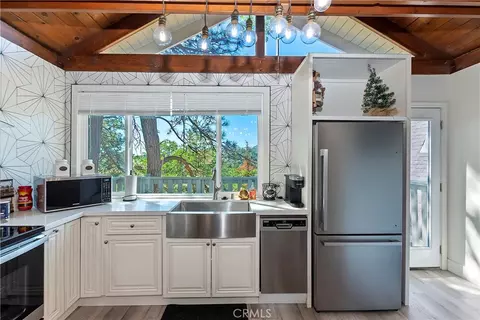 Kitchen - 33026 Donner Ln, Arrowbear, CA 92382 photo 3 of 4
