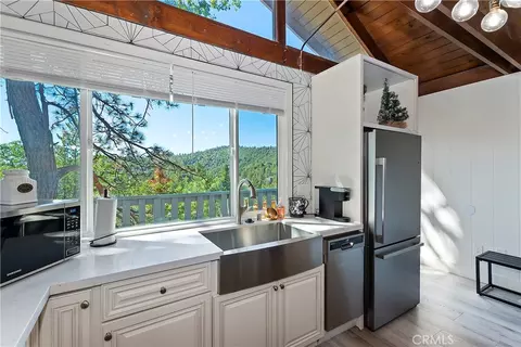 Kitchen - 33026 Donner Ln, Arrowbear, CA 92382 photo 2 of 4