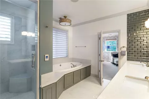 Bath - 26125 Augusta Dr, Lake Arrowhead, CA 92352 photo 3 of 5