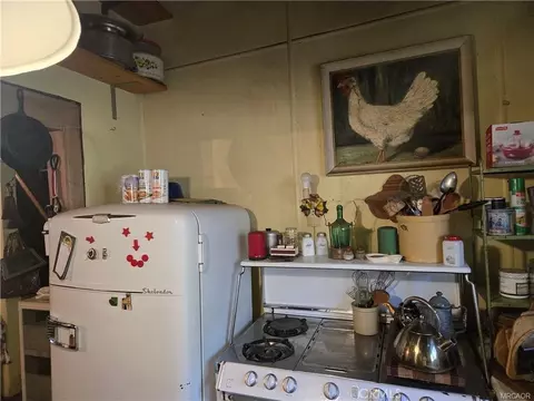 Kitchen - 42627 La Cerena Ave, Big Bear Lake, CA 92315 photo 2 of 3