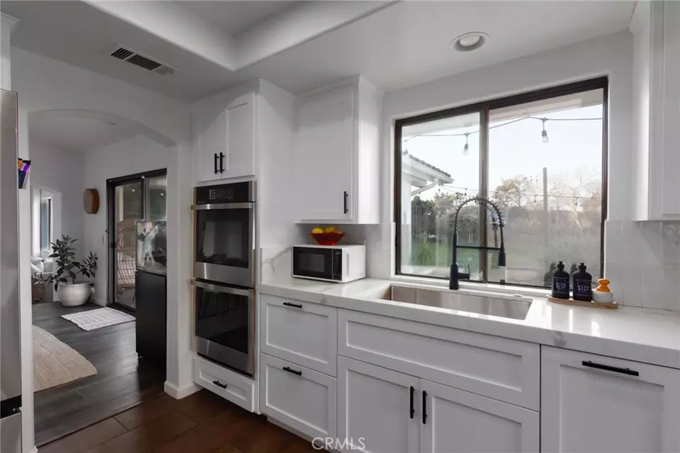 Kitchen - 5027 Sleeping Indian Rd, Fallbrook, CA 92028 photo 2 of 2