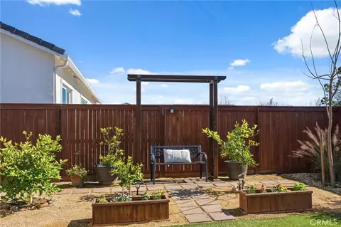 Exterior - 588 Overstone Ave, Madera, CA 93636 photo 8 of 10
