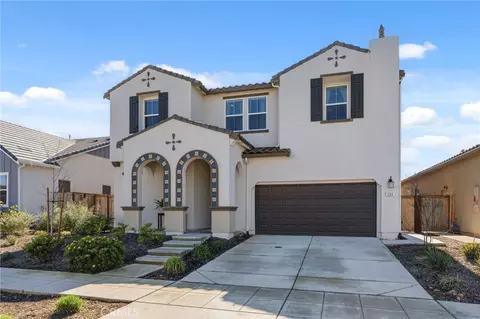 Exterior - 588 Overstone Ave, Madera, CA 93636 photo 4 of 10
