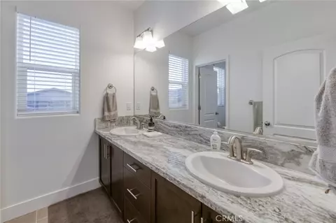 Bath - 1042 Beaver Pond, Madera, CA 93636 photo 2 of 5